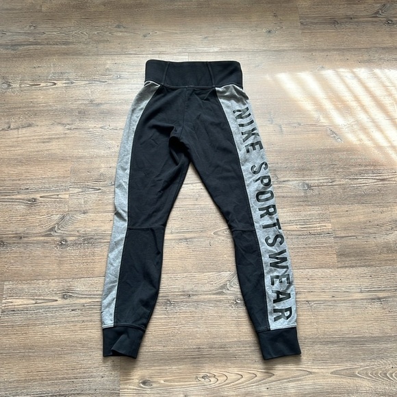 Nike Women's Sportswear Essential Logo Leggings size S Activewear Athleisure - Picture 4 of 5